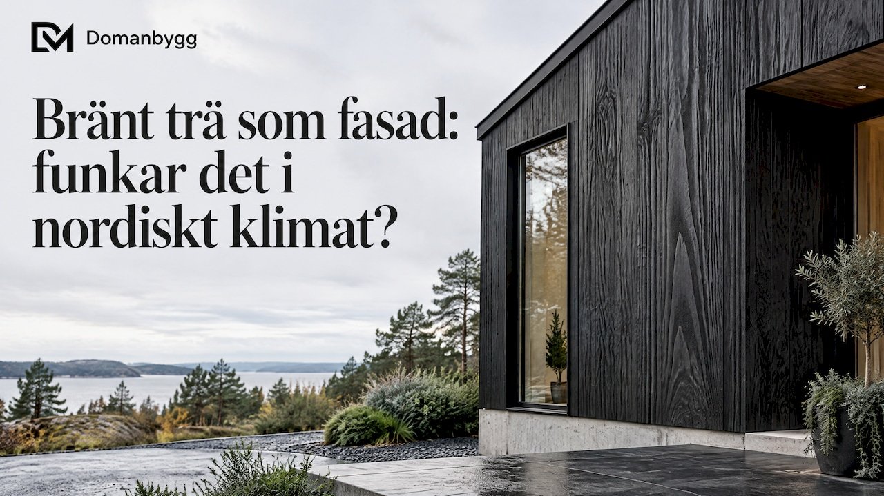 Svartbränd träfasad på ett nordiskt hus