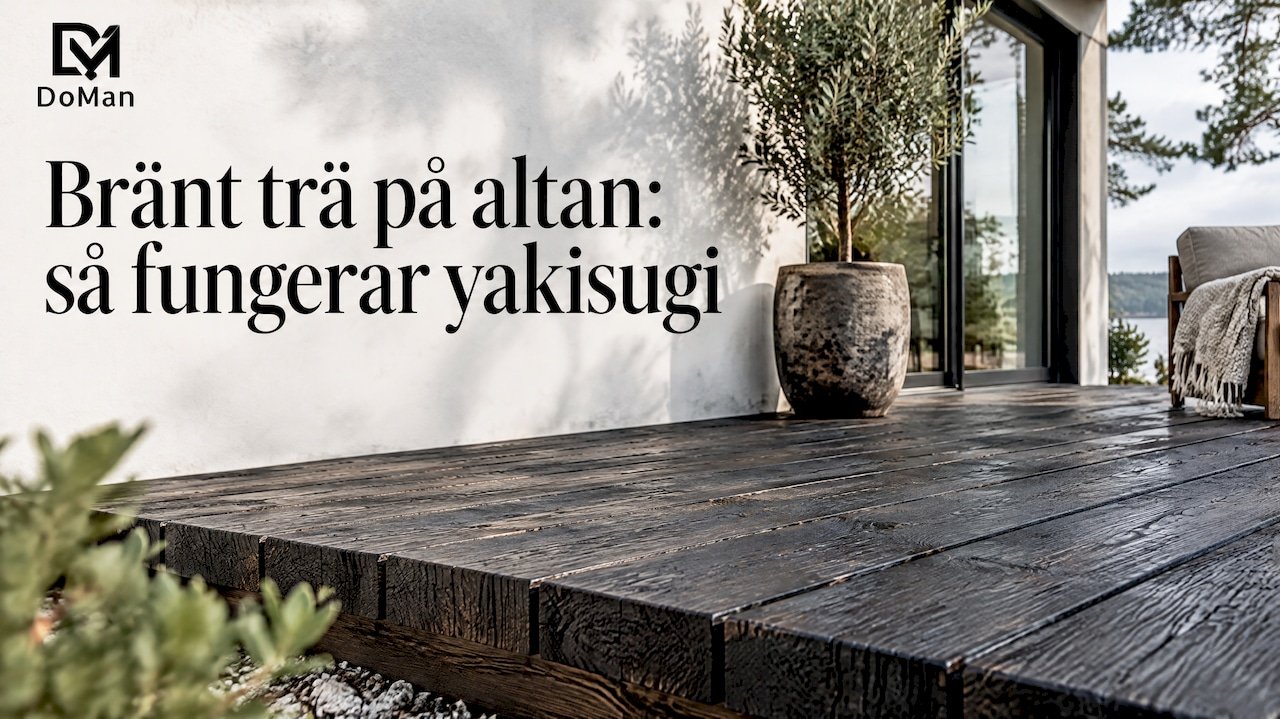 Mörka yakisugi-brädor på en träterrass